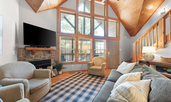 Reeds Spring Cabin | Cabin w/4 Primary Suites! Near Silver Dollar City!
