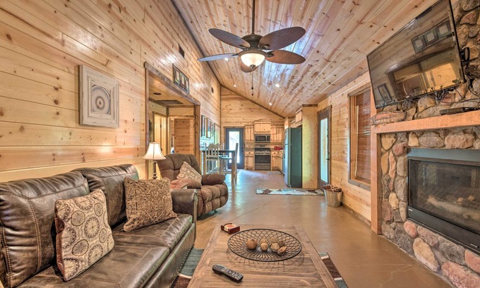 Broken Bow Cabin | Cabin w/Hot Tub - Near Broken Bow Lake & Hiking!