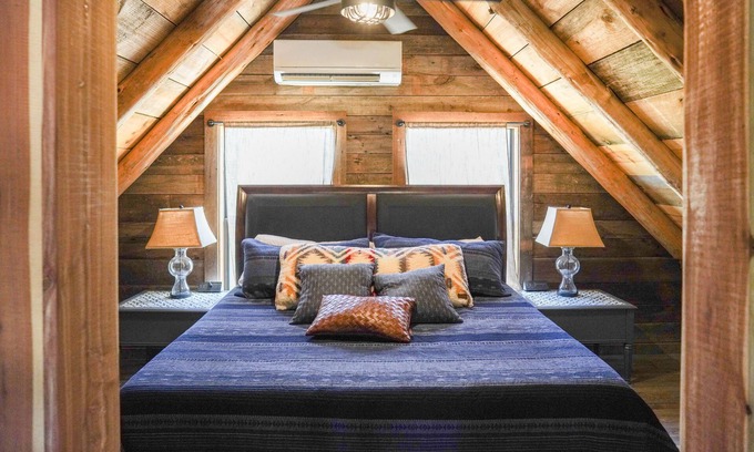 Hye Cabin | Cabin w modern upgrades next to the BEST wine, stars, peace, hot tub, relax