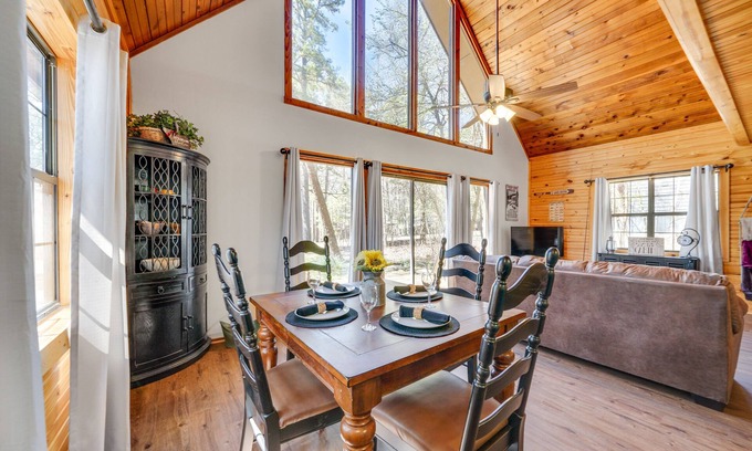 Broken Bow Cabin | Cabin w/Private Hot Tub: 2 Mi to Broken Bow Lake!
