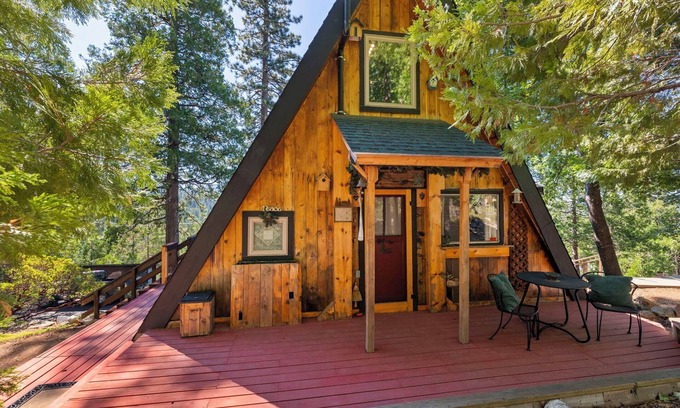Mi-Wuk Village Cabin | Cabin with Digital Minimalism for true get-away to Sierra outdoors.