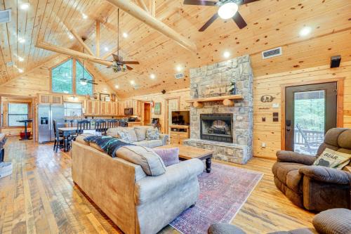 Broken Bow House | Cabin with Hot Tub and Wraparound Deck in Broken Bow!
