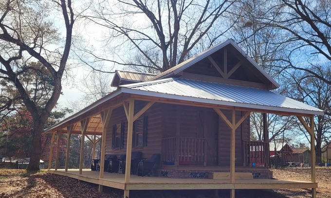 Clarksville Cabin | Cabin with loft , 5 miles away from the college of the Ozarks and Ludwig Lake….