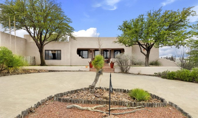 Alpine House | Cactus Rose - Enjoy wildlife and mountain views close to downtown Alpine