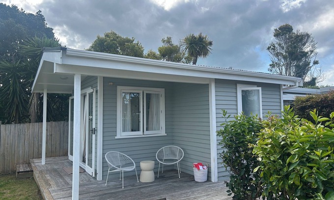 Oneroa Cottage | Caesars Cottage - 5 minutes walk from heart of Waiheke Island