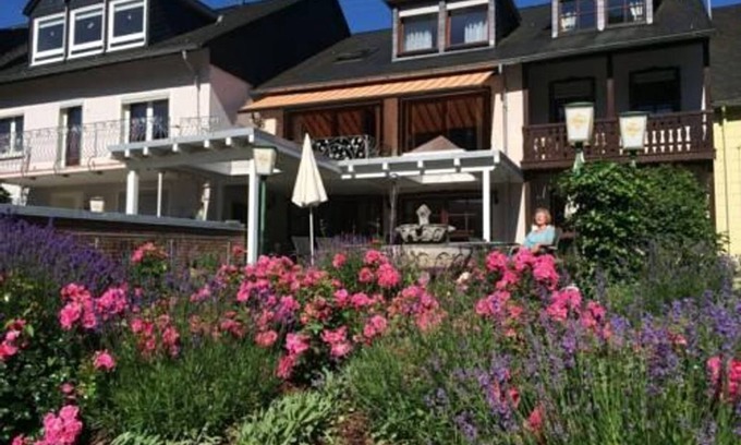 Minheim Bed & Breakfast | Café-Weinhaus Alt Reinsport - Holiday apartment jewel of the Moselle