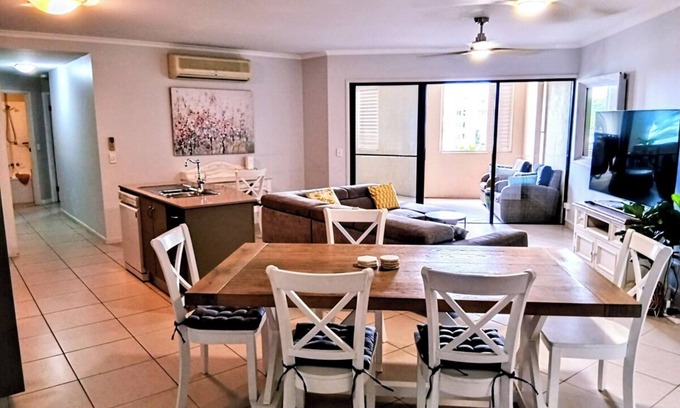 Cairns North House | Cairns Large Apartment close to tennis, ocean and services.