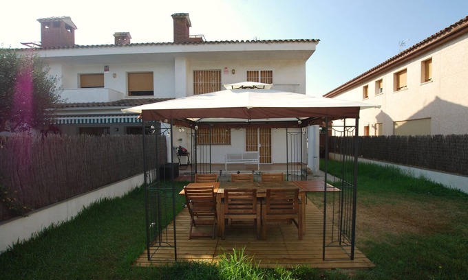 Cabrera de Mar House | CAL ENRIC · House with garden and next to the sea