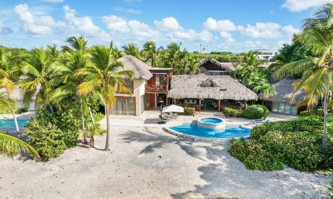 Punta Cana Villa | Caleton 16: Golf & ocean view, full staff, pool, Jacuzzi & Eden Roc Beach Club
