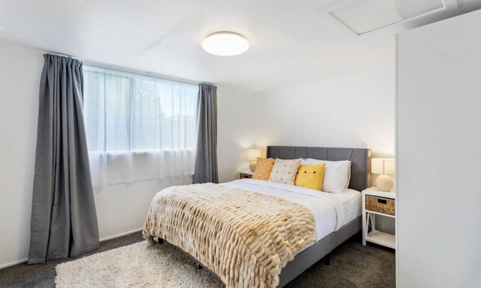 Sandringham Apartment | Calgary Cottage with Deck and Air-conditioning