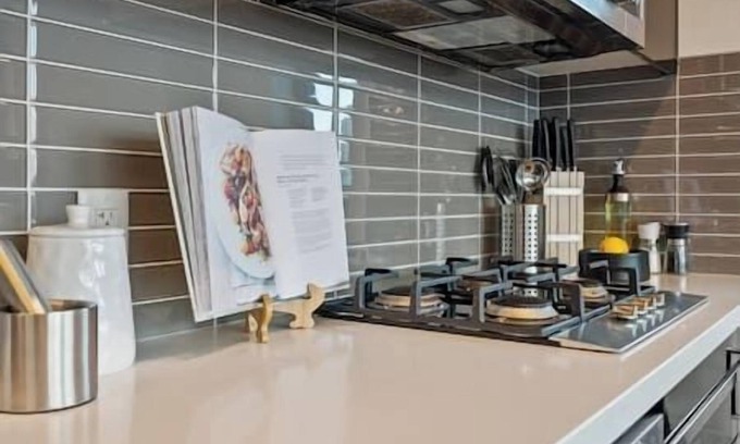 Connaught Apartment | Calgary Tower View | King Bed |AC | Gym | 2BR