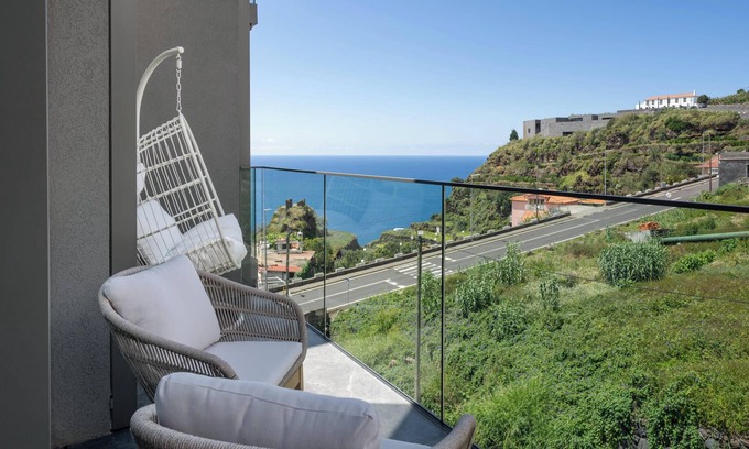 Calheta Apartment | Calheta Hills I – With pool and sea view