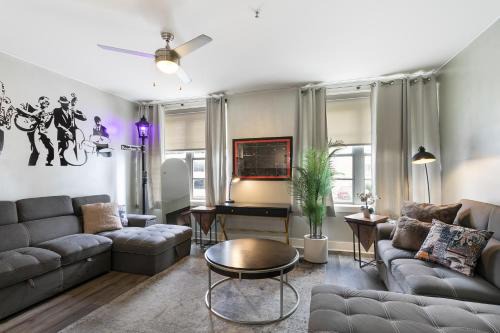 Central Business District Apartment | California Building Oasis: 1BR Condo in Vibrant New Orleans