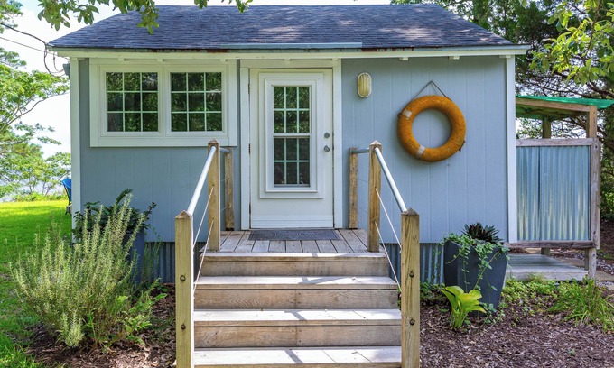 Minnesott Beach Cottage | Call My Bluff- Quaint Cottage Overlooking the Neuse River. Honeymoon perfect!