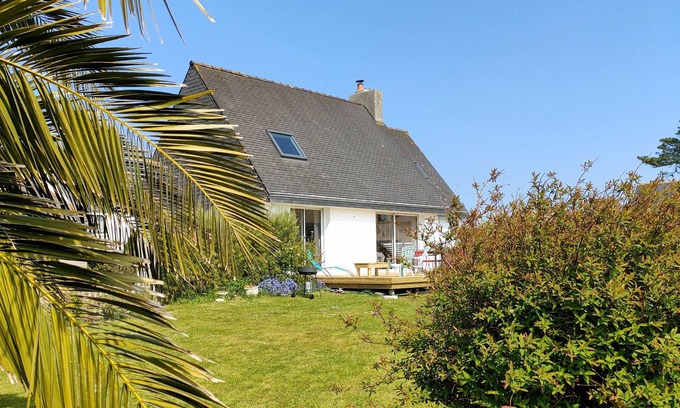 Plouescat House | Calm and light just a stone's throw from the sea