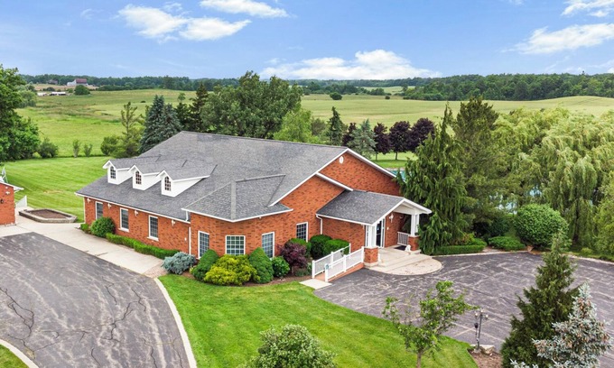 Hamilton House | Calm and Rustic Countryside Cottage/Farmhouse Retreat for Groups – Sleeps 13