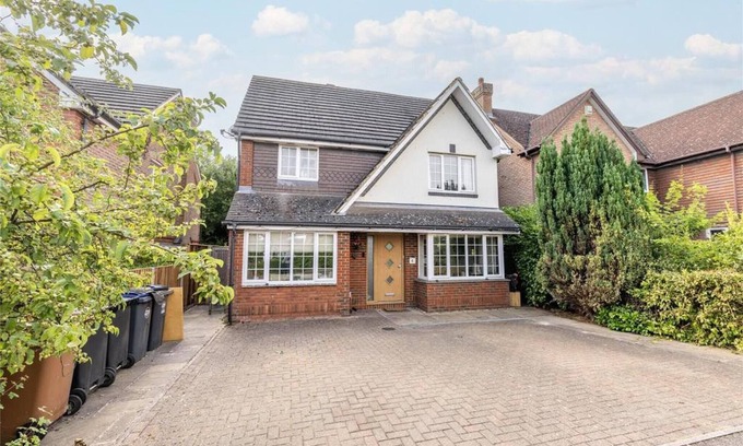 Blackmore End House | Calm For 3, Handy for Airport, train Free Parking
