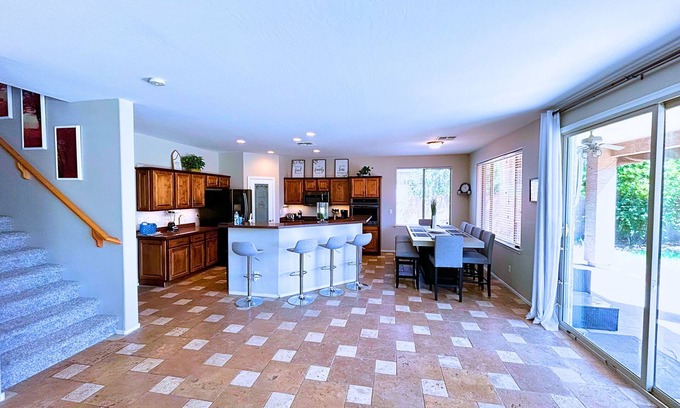 Maricopa House | Calming 5 Bed, 3 Bath, in Good Location