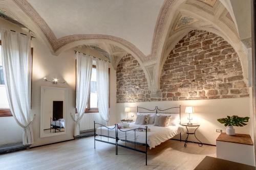 San Giovanni Apartment | Calzaiuoli Apartments by Mamo Florence