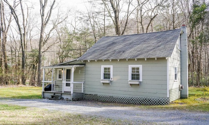 Tannersville House | Camelback cottage - on ONE ACRE & near local attractions