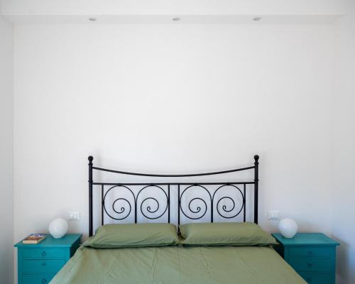 Isolotto House | Camera Matrimoniale con bagno privato-struttura condivisa con Host-CASA ENEA