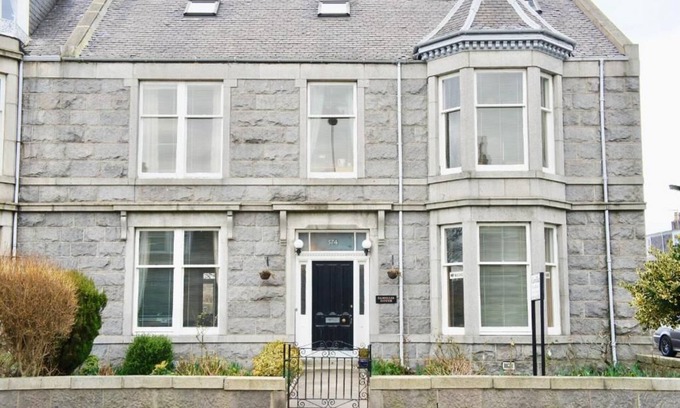 Aberdeen West End House | Camillia Guest House