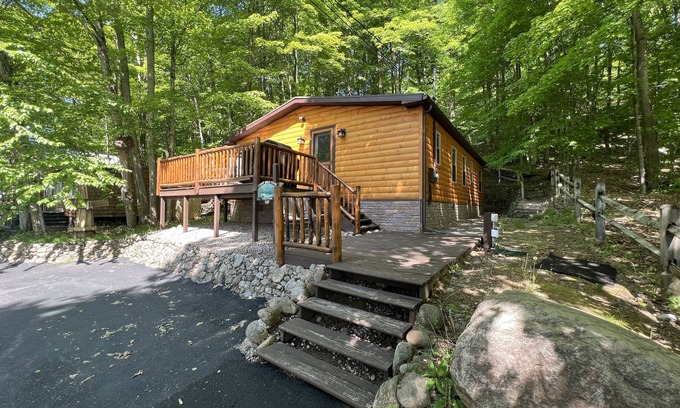 Old Forge House | Camp Bear Path - Cozy Cabin on Hollywood Hills Road with Lake Access