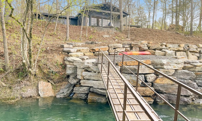 Wilburn Cabin | Camp Chinkapin ~ total privacy w/dock on Little Red River