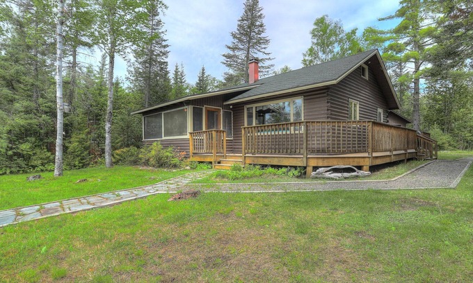 Rangeley Plantation House | Camp Chuck-a-luck - Nice log cabin with flat lawn to waterfront