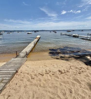 Sebago Villa | CAMP LINDY LIMIT 7 cottage