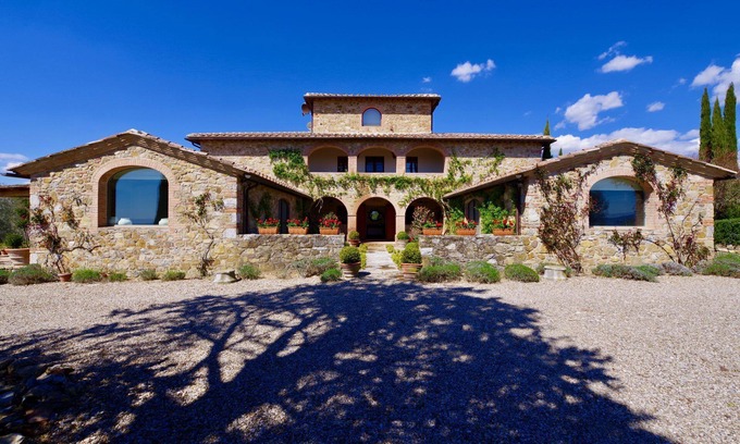 Castelnuovo Berardenga Villa | Camparone Light by ArcenoRentalsClub Magnificent Chianti Villa Pool Concierge