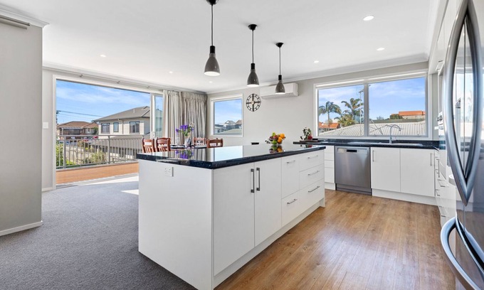 Mount Maunganui House | Campbell Road Classic – Mount Maunganui Bach