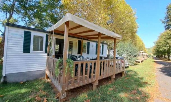 Saint-Cere House | Camping 3 étoiles - Piscine - eeebbi