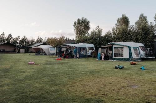 Breezand Other | Camping De Tulpenweide lege Kampeerplaats, lege plaats op het gras zonder bed