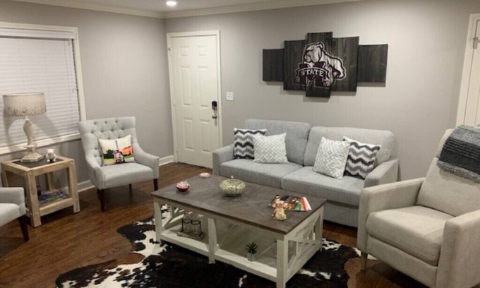 Starkville Condo | 🐾CAMPUS COWBELL🐾 Located on Campus! Goodie basket for guests!