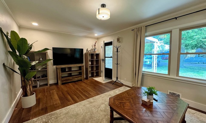 Marion House | Campus Den on Poplar St.