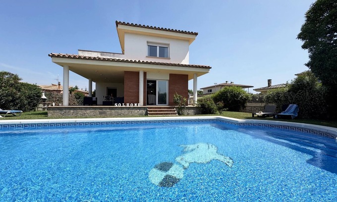 Sant Pere Pescador Villa | Can Mario – Space and serenity for the whole family