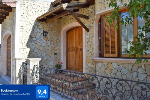 Petra House | Can Roca
