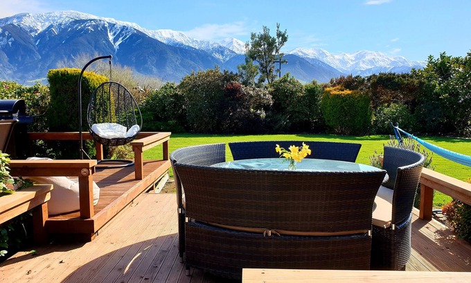 Kaikoura House | Can sleep either up to 6, 13 to 19 people with Stunning Mountain Views & Gardens