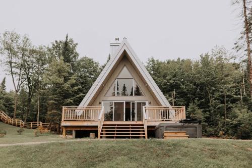 Ste-Lucie-des-Laurentides House | Canadian Classic - Spa - Sauna - Fire - Forest