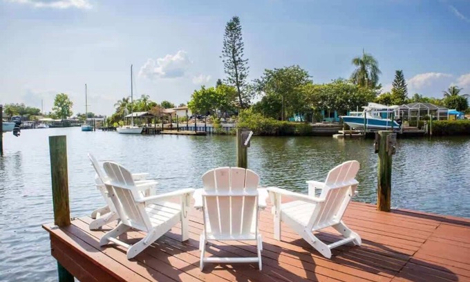 Apollo Beach House | Canal Front Retreat~Dock~Hot Tub~Games