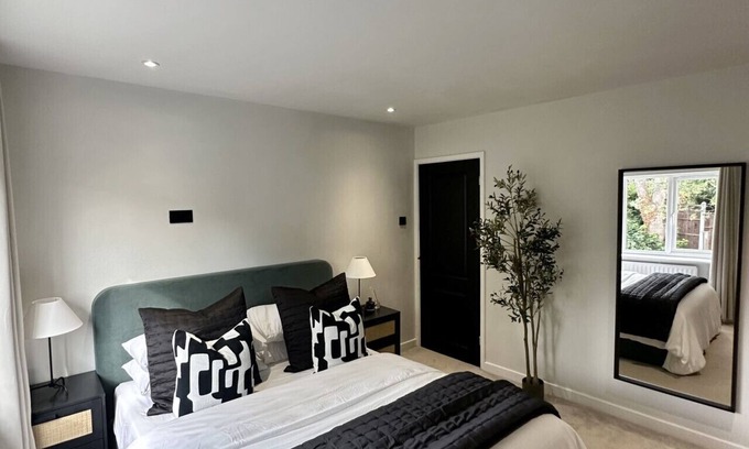 Eccles House | Canal Mews - 1 min from Trafford Centre and 2 mins M60
