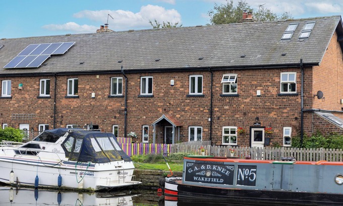 Stanley Cottage | Canal Side 3 Bed 1.5 Bath | Parking | WiFi | Self Check-in | King Size Beds