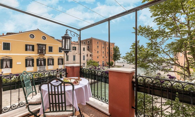Castello Apartment | Canal View Apartment with Great Terrace near Arsenale
