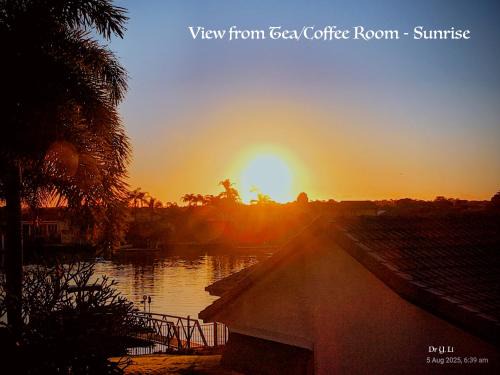 Banksia Beach House | Canal View Holiday - 2 Rooms-max 6