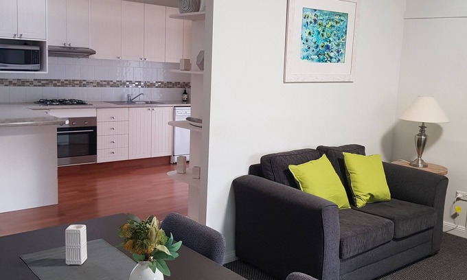 Queanbeyan Hotel | Canberra Ave Villas