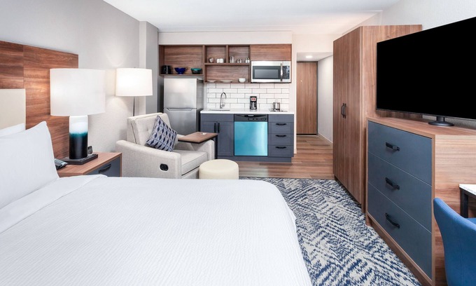 Columbus Hotel | Candlewood Suites Columbus North by IHG