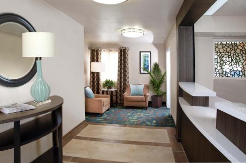 Cotulla Hotel | Candlewood Suites Cotulla by IHG