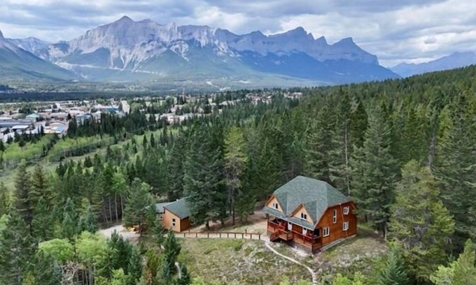 Canmore Cabin | Canmore Alpine Hostel - Alpine Club of Canada