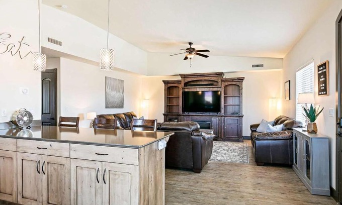 St. George Apartment | Canthony's Cottage W301 condo